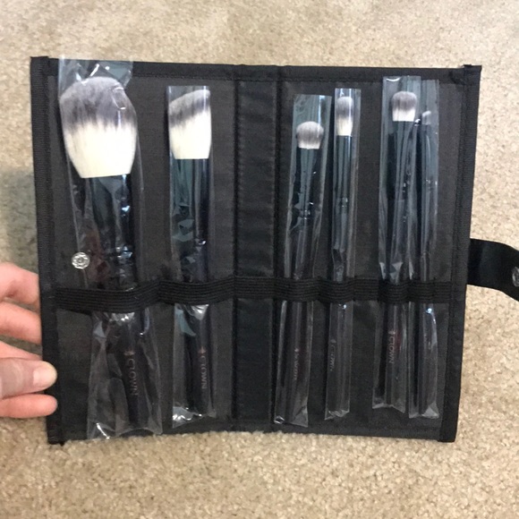 Crown Other - NWT 6 Piece Crown Brush Set with Case